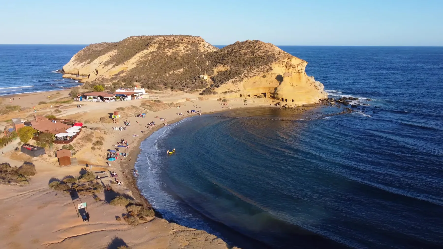 Cala con cabo rocoso en la costa de Terreros