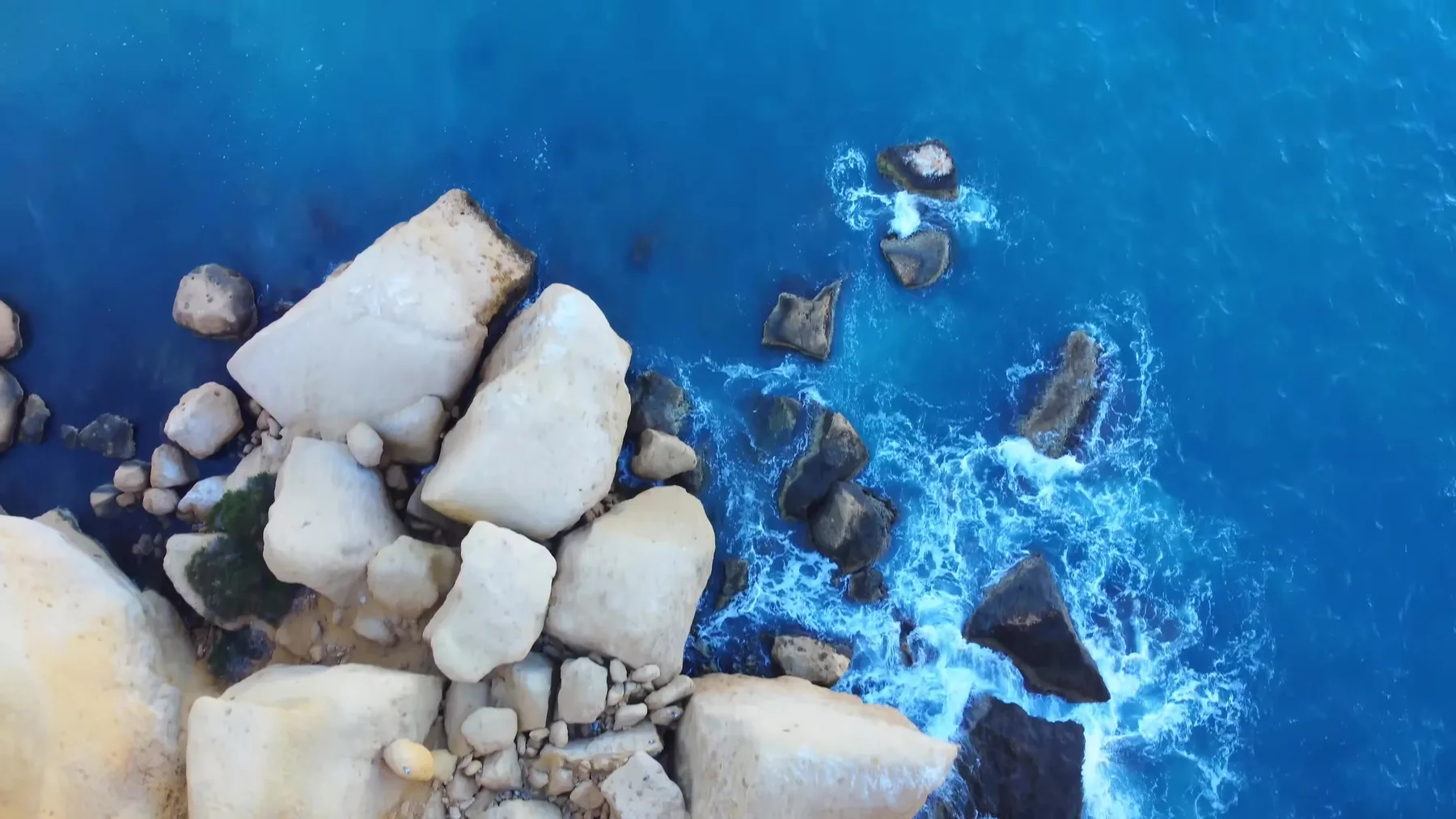Rocas blancas sobre agua azul