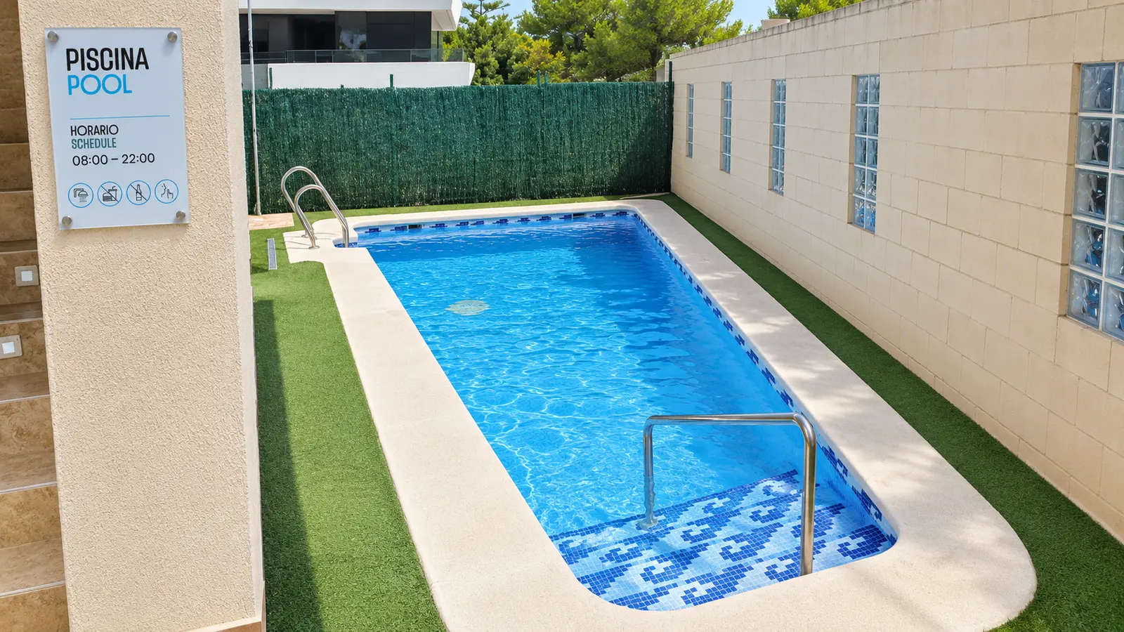 Piscina exterior del hotel, abierta todo el año