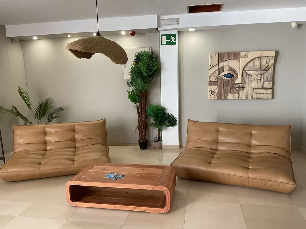 Recepción con zona de sofás