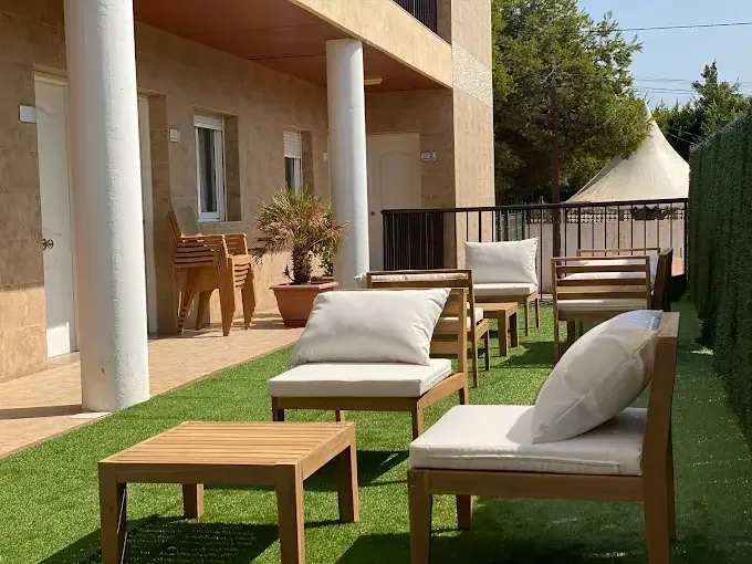 Solárium con tumbonas junto a la piscina