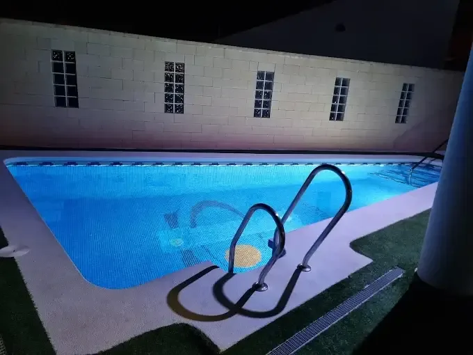 Piscina exterior iluminada