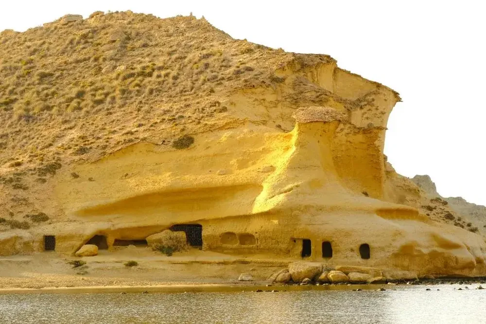 Cuevas de Los Cocedores en la roca dorada